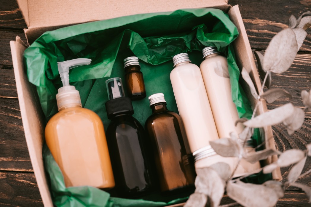 beauty-box-with-bottles-of-natural-cosmetics-wrapped-in-green-paper-blogger-hair-and-body-care_t20_09N66o